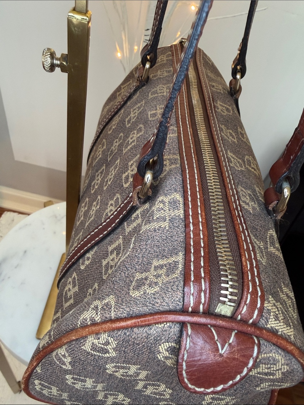 Dooney & Bourke NWOT  bag. 2 lrg inside zipper pockets/3 slots&key fob. 11 x5 - Picture 6 of 8